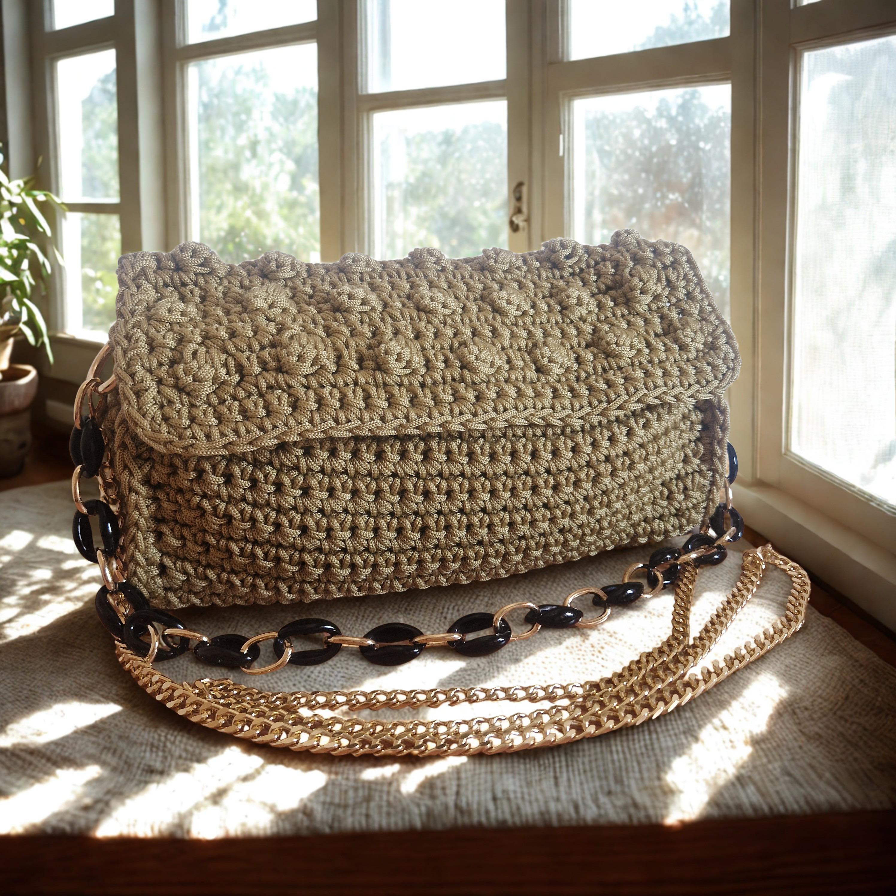 Beigefarbene Häkeltasche