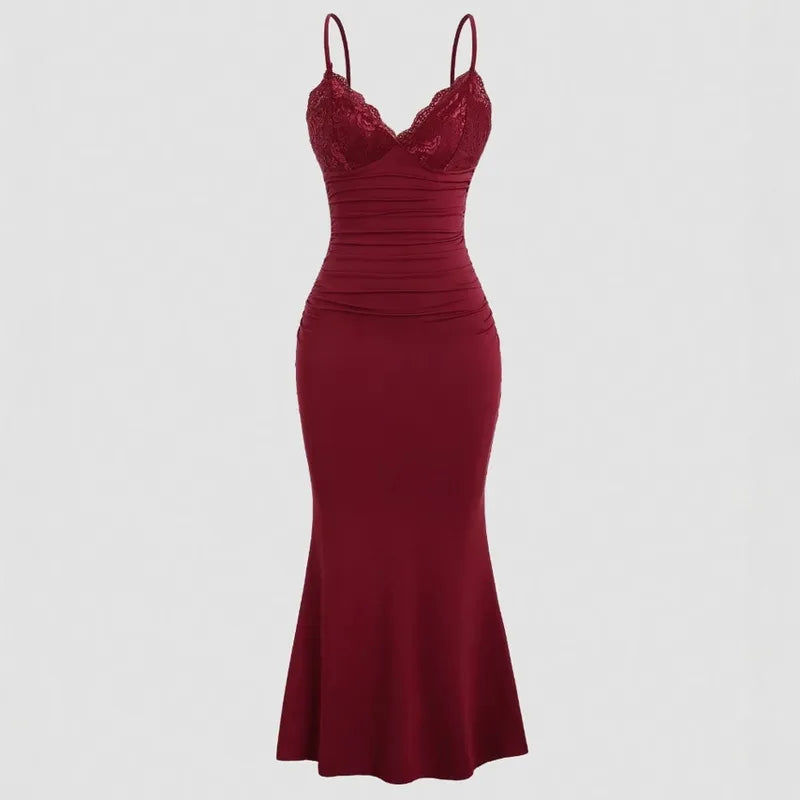Vestido de encaje y diseño fruncido