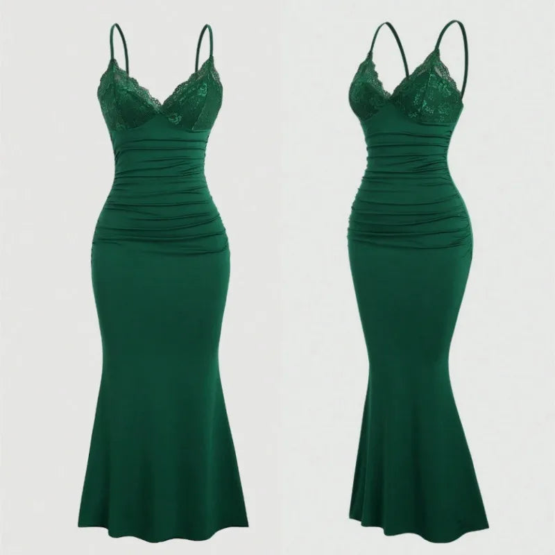 Kleid aus Spitze und mit Raffungen