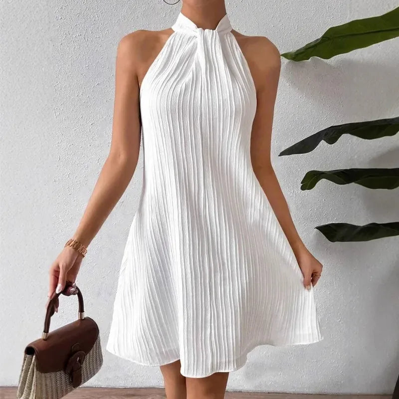 Weißes Kleid mit ausgestelltem Rock ab der Taille