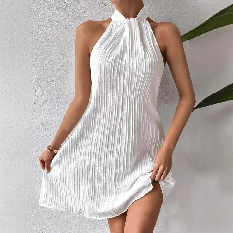 Weißes Kleid mit ausgestelltem Rock ab der Taille