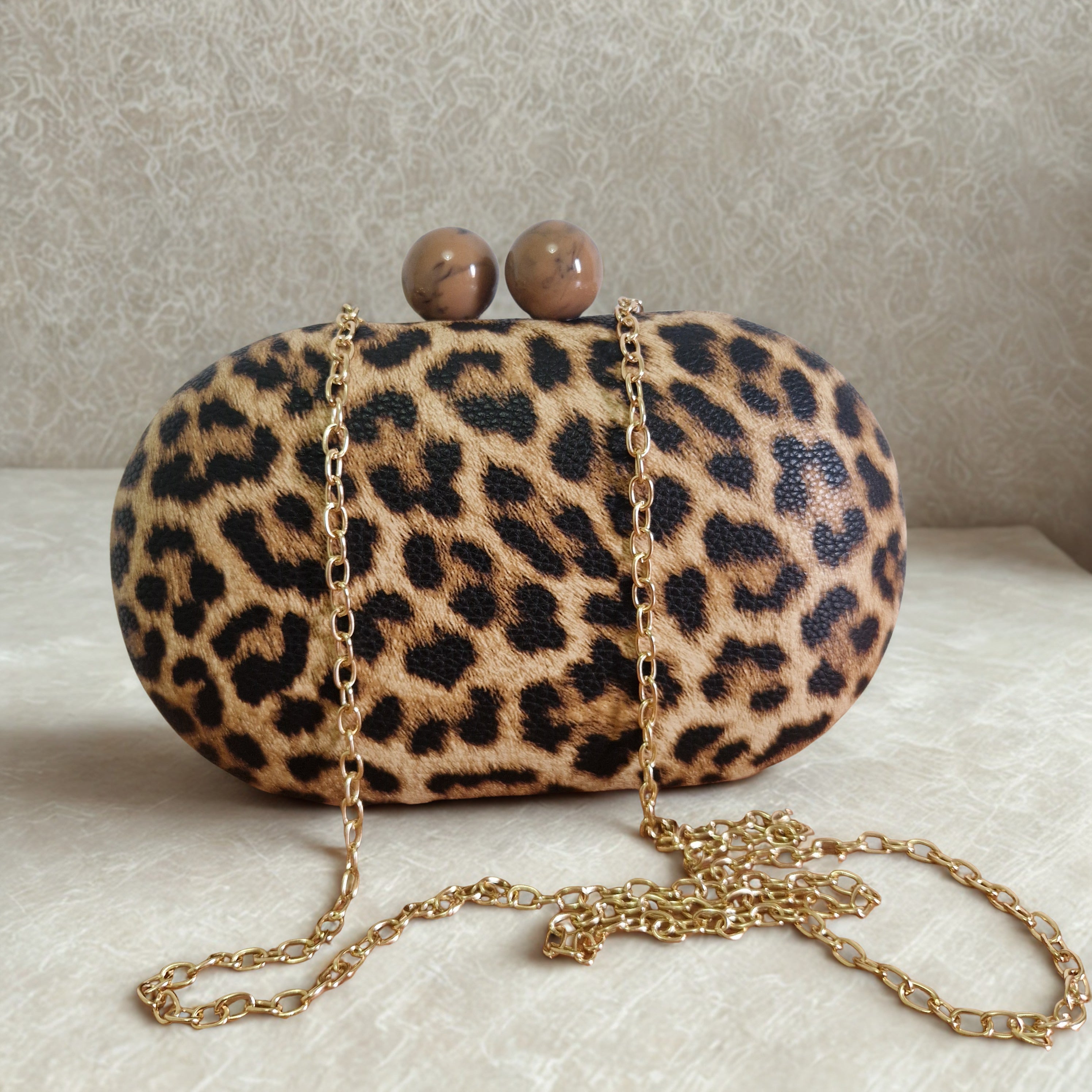 Ovale Leopardenhandtasche