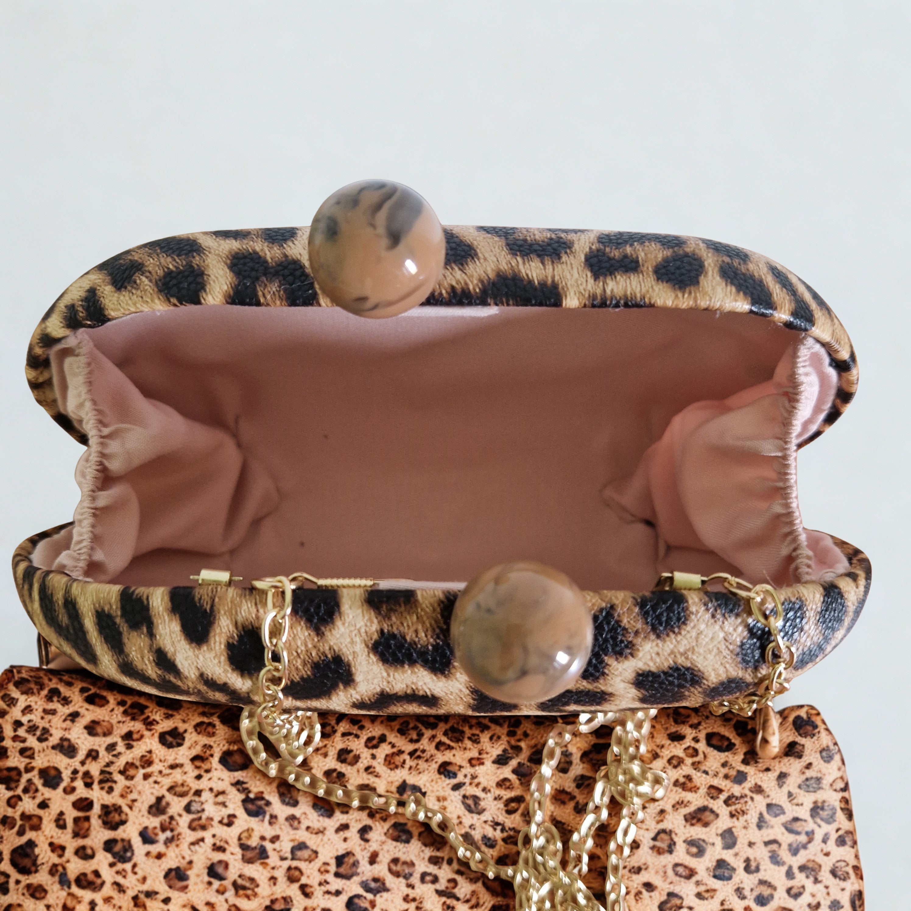 Ovale Leopardenhandtasche
